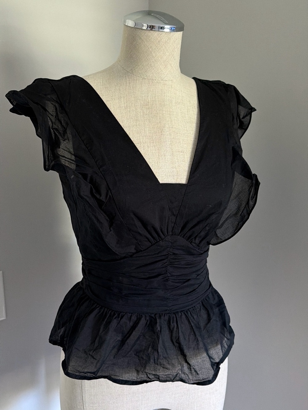 H&M Women’s 2 Black Solid V-Neck Ruffle Cap Sleeve Tie Lined Blouse